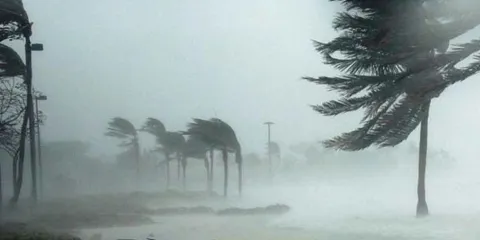 Huracán Flossie toma fuerza y ya es categoría 3: estados en alerta por lluvias y oleaje