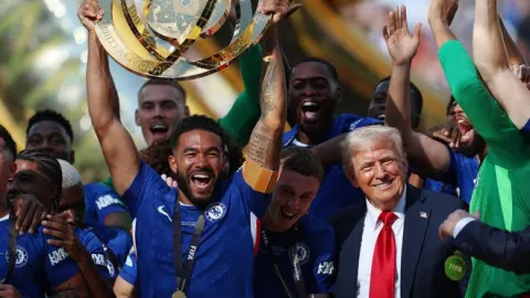 Donald Trump se mete a la foto del campeón Chelsea 