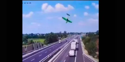 Impactante video muestra el momento exacto en que una avioneta se estrella en autopista de Italia