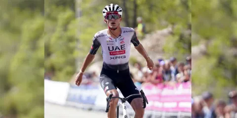 Isaac del Toro brilla en la Clásica Terres de l'Ebre y suma otro triunfo internacional