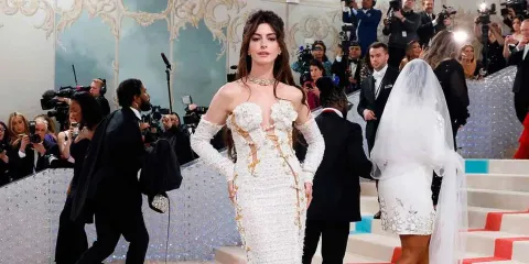 ¡La Locura! Anne Hathaway revela el primer look de Andy Sachs en “El Diablo Viste a la Moda 2