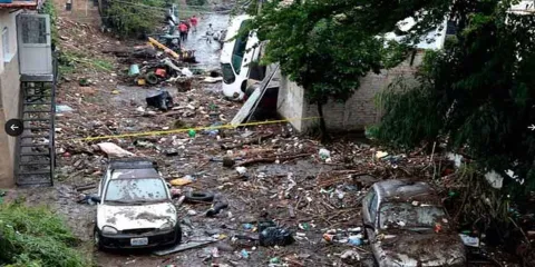 Intensas lluvias en Zapopan dejan una bebé muerta, casas colapsadas y autos apilados