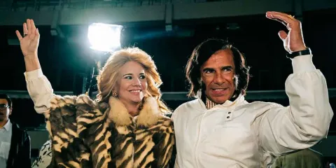 Con polémica y disputa legal llega la serie “Menem” a Prime Video