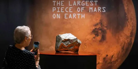 Subastan roca marciana hallada en el Sahara por cifra récord de 5.3 MDD 