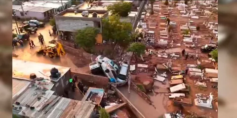 Tormenta desborda arroyo en Chihuahua: arrastra tumbas y expone cuerpos