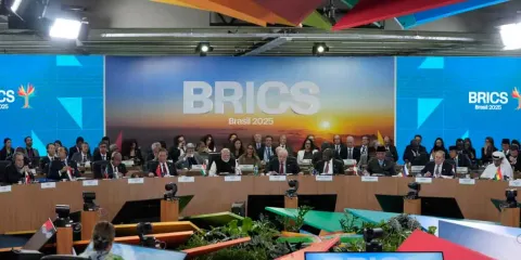 Trump amenaza con aranceles del 10% a países alineados con los BRICS