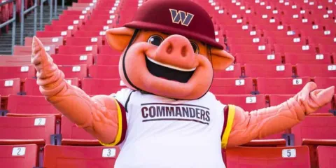 Trump obligará a los Commanders a que usen de mascota a un indio piel roja 