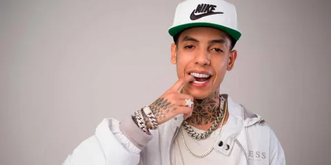 Tunden en redes a Natanael Cano por estacionarse en lugar para discapacitados