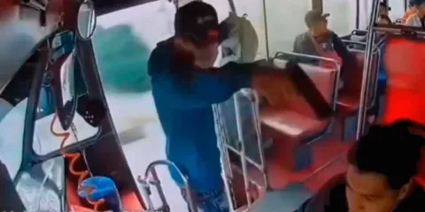VIDEO. Violento asalto a pasajeros de la una unidad de la ruta Mazame-Canoa en Puebla