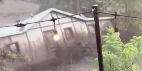 vivienda es arrastrada por la corriente del río Ruidoso en Nuevo México