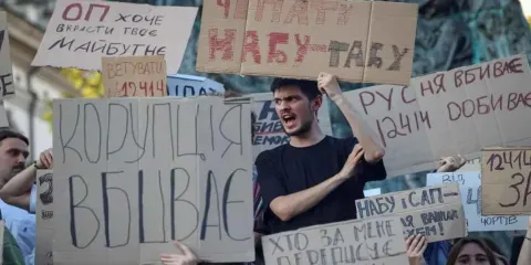 Zelenski bajo presión por ley anticorrupción: protestas y críticas de la UE sacuden Ucrania