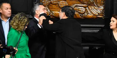Fernández Noroña y 'Alito' Moreno se enfrentan a golpes  en el Congreso de la Unión