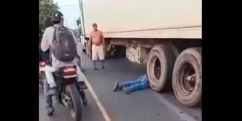 IMÁGENES SENSIBLES. Motociclista pierde la vida tras ser atropellado por tráiler en Guatemala. ¿Imprudencia?