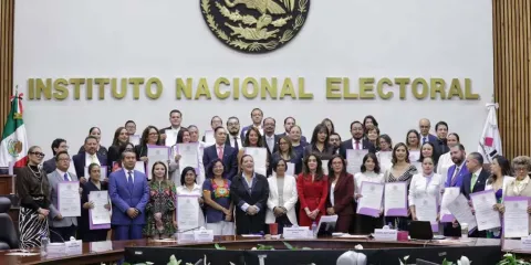 INE entrega constancias a jueces y magistrados pese a calificaciones bajas tras fallo del TEPJF