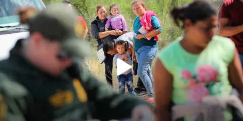 Jueza en California reafirma obligación de liberar a niños migrantes bajo el Acuerdo Flores