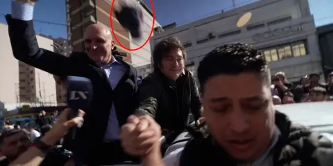 Entre piedras y huevos, Milei huye de acto en Buenos Aires