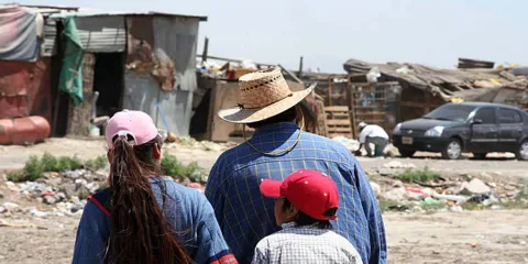 México reduce la pobreza: 13.4 millones superan la pobreza, pero 6 de cada 10 enfrentan carencias sociales
