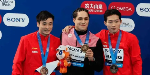 Osmar Olvera rompe hegemonía china y se corona campeón mundial de trampolín en Singapur