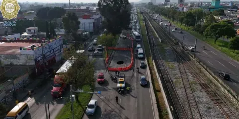Socavón colapsa la Calzada Zaragoza, atrapa pipa y deja 3 carriles cerrados en CDMX