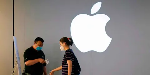 Trump dobla a Apple y compromete 600 mil mdd para fabricar su celular en EE.UU. y evita aranceles 