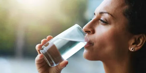 Beber agua no solo calma la sed: la hidratación modula la respuesta al estrés diario