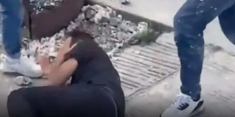 Vecinos propinan golpiza a ladrón que robó a embarazada