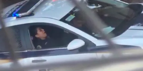 VIDEO. Investigan a dos policías por acto sexual dentro de patrulla en CDMX