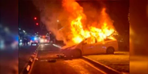 VIDEO. Sujeto atropella y mata a transeúnte. Vecinos queman auto del responsable