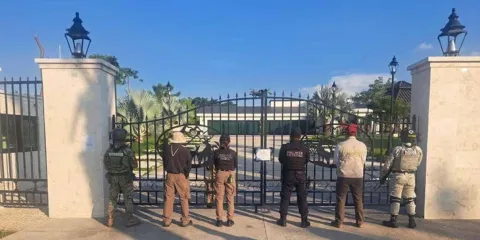 Descubren armas y fauna protegida en propiedad ligada al líder de La Barredora