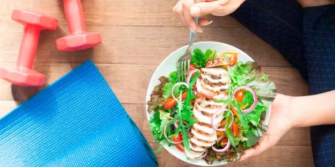 Dieta saludable y ejercicio: claves para proteger el hígado de los efectos del alcohol, revela estudio