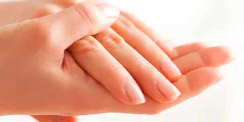 Gel quitaesmalte: la solución rápida y segura para uñas de gel