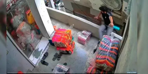 IMÁGENES SENSIBLES. Trabajador muere al caer de edificio en India tras distraerse unos segundos