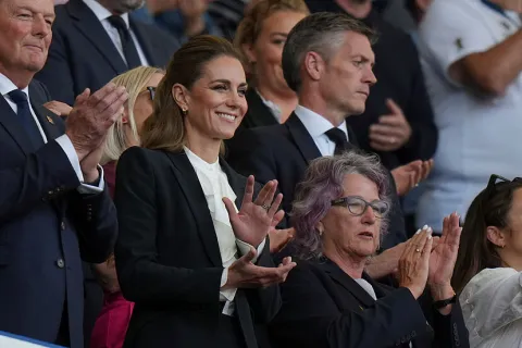 Kate Middleton reaparece con "look de impacto" en partido de rugby