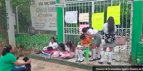 Maestros de secundaria en Guerrero dan clases en la calle por falta de luz eléctrica 