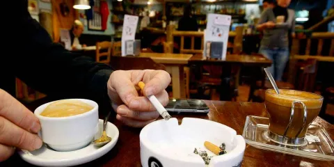 No habrá servicio de comida ni bebidas en zonas de fumadores de restaurantes 