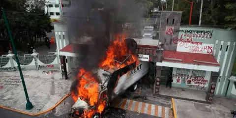 Normalistas derriban puerta del Campo Militar 1-A y queman camión en protesta por Ayotzinapa