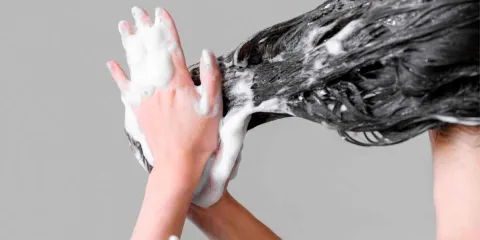 ¿Cómo mantener el pelo hidratado en verano? Consejos y el champú viral que fortalece tu melena