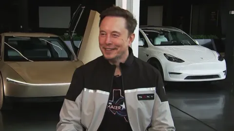Tesla busca retener a Elon Musk con un pago masivo de un billón de dólares