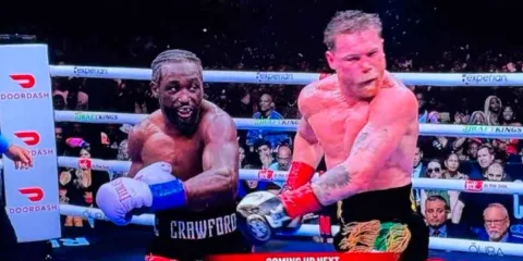 VIDEO. ¡Doloroso! Canelo pierde y entrega sus cinturones. Crawford hace historia