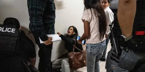 Violencia del ICE contra migrantes: mujer empujada y tirada frente a sus hijos
