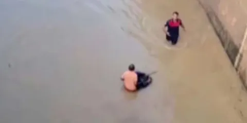 A punto de morir ahogada, mujer en silla de ruedas es rescatada en inundación