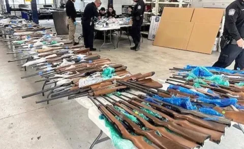 Detienen a dos hombres en Laredo, Texas, con 400 armas que iban a México