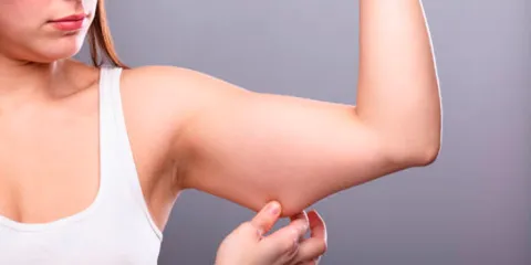 ¿Por qué los brazos acumulan grasa? La ciencia detrás de este fenómeno y cómo combatirlo