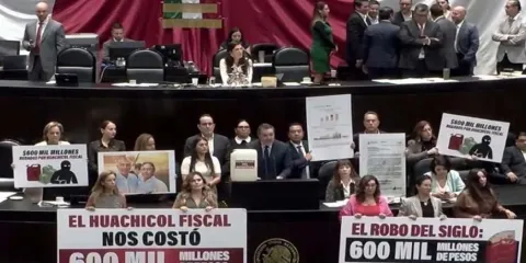 Diputados aprueban reforma aduanera en medio de gritos por huachicol fiscal