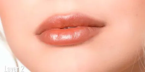 Labios marrones traslúcidos: La tendencia de belleza que vuelve a brillar en 2025 y 2026
