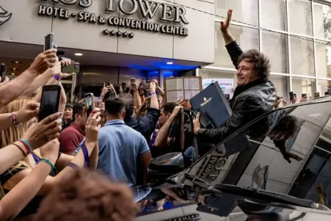 Javier Milei desde su búnker electoral, tras obtener un fuerte apoyo en las elecciones nacionales de medio término