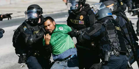 Redadas migratorias en EU: cifras oficiales muestran violencia y muertes bajo ICE