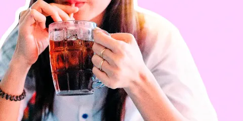 Consumo de refrescos aumenta riesgo de DEPRESIÓN en mujeres, revela estudio alemán