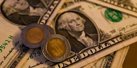 Remesas a México caen 8.3% en agosto: Banco de México alerta de impacto en hogares receptores