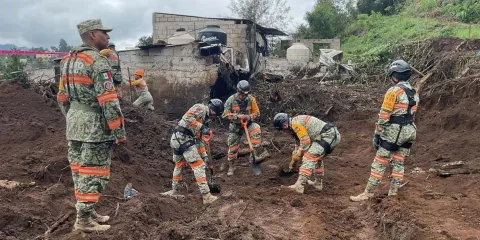 Suman 21 muertos por lluvias en Puebla; continúan labores de rescate en la Sierra Norte